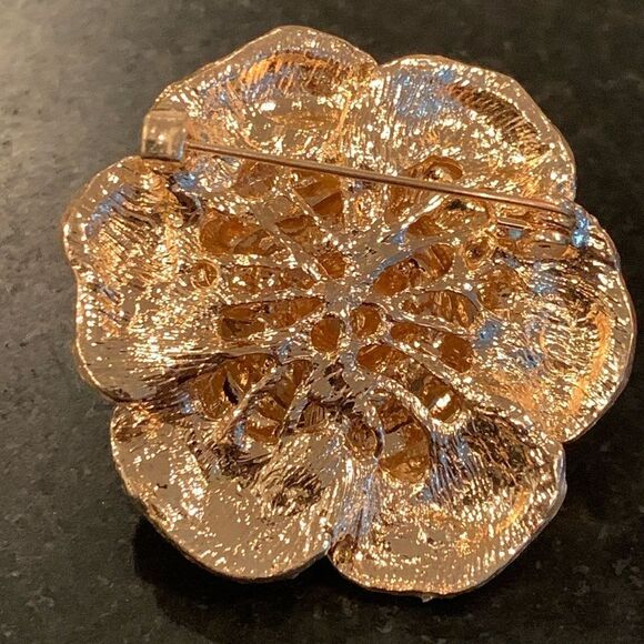 White Camellia Flower Brooch with Faux Pearls & Gold Tone Trim - Lapel Pin - Picture 5 of 11